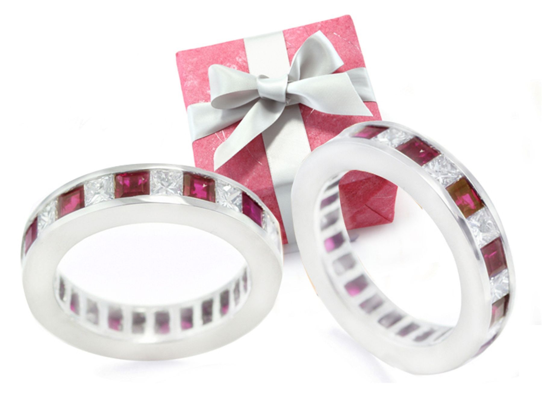 Fascinating: Princess-Cut Diamond & Ruby Eternity Ring in Platinum