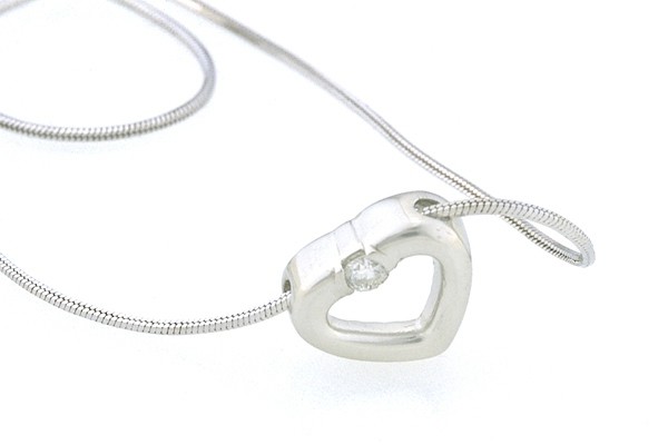 Platinum diamond heart pendant with pendant platinum chain